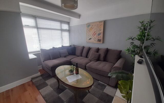 Bright 4-bed House 15 min to Manchester Centre