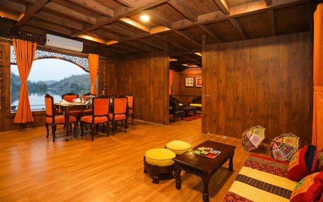 OYO EKTA Houseboat