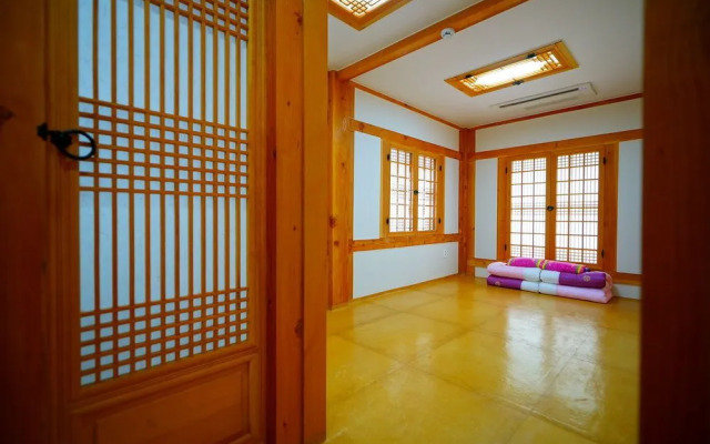 Lee Ga Hanok