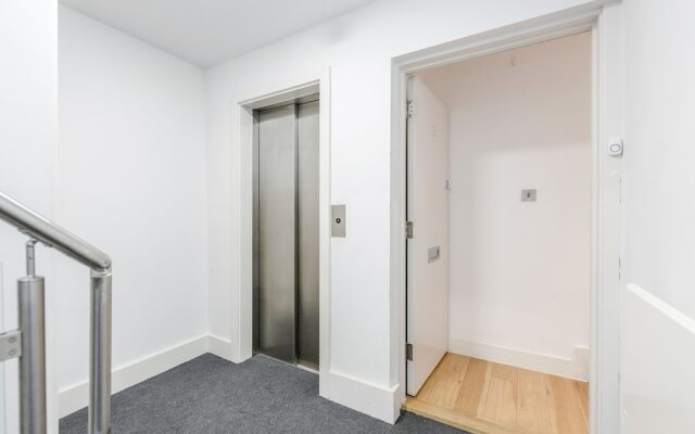 Large Windsor Apartment Free Parking Single or King Beds