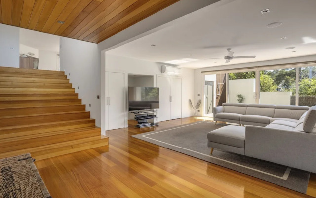 The Sanctuary: Stunning. Hot tub spa + Linen