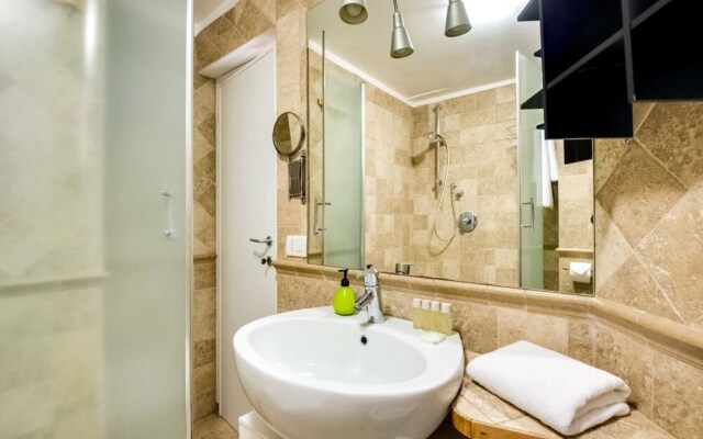 Charming Flat 1 Minute on Foot From Colosseum