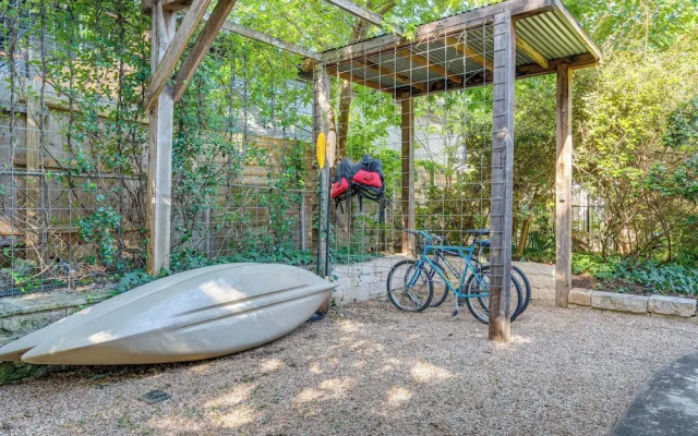 4 Mi to Dtwn: Pet-friendly Austin Studio
