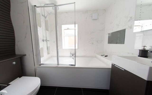 Luxury 3-bed Apartment in Bournemouth Nr Beach