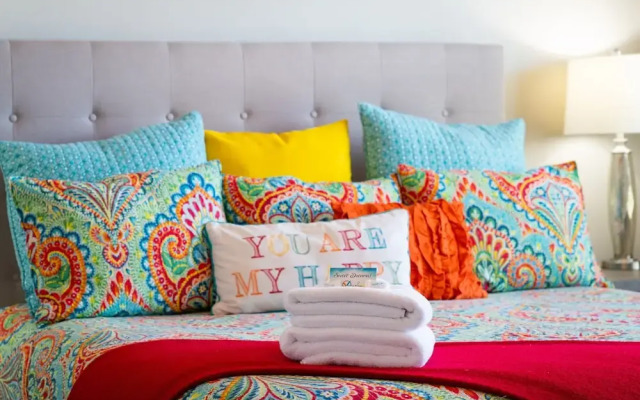 Sunshine Serendipity 4 Bedroom Apts by RedAwning