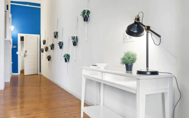 Trifecta 2BR Free Parking Modern Superhost