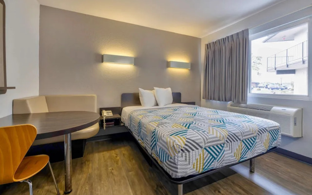Travelodge/motel 6 Oshkosh