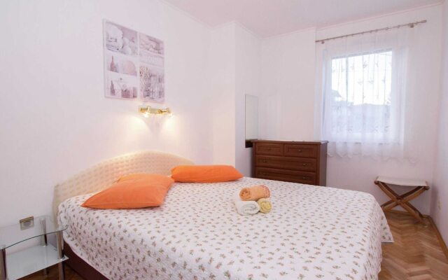 Apartment 5 km From Trogir's Center