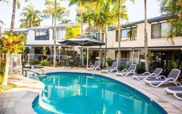 2 Bedroom Renovated Townhouse, Walk to Noosa River