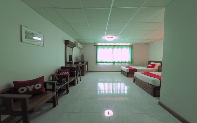 OYO 468 Dumrong Town Hotel