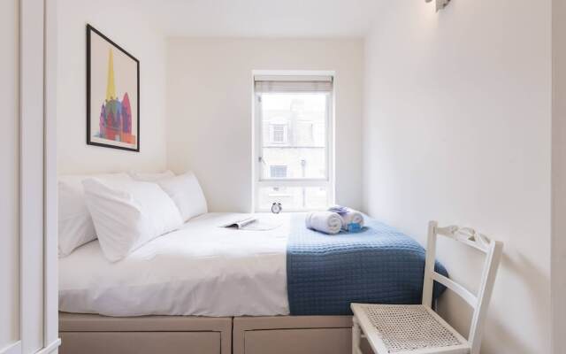 Bright Charing Cross Apartment