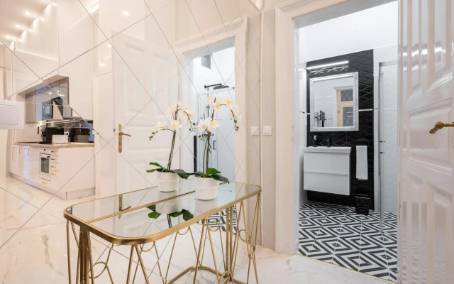 Premium Art Deco Apartment at Broadway // 4BDR & 3BR