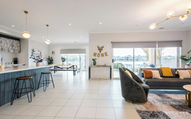 Luxury Waterfront Grand Villa in Melbourne