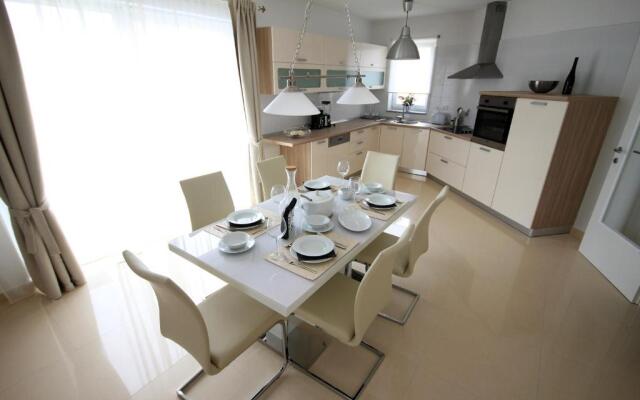 Apartments Villa Mantinela