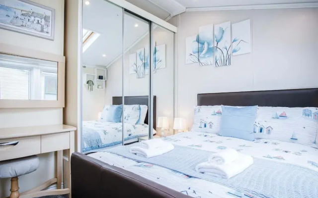 2 Manor Lodge - 2 Bedroom Lodge - Pendine