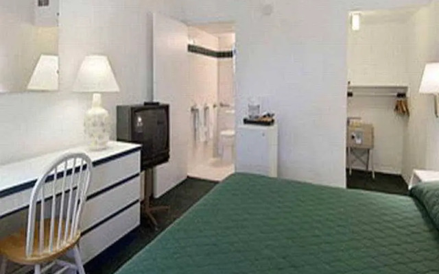 Travelodge Monaco Beach Resort