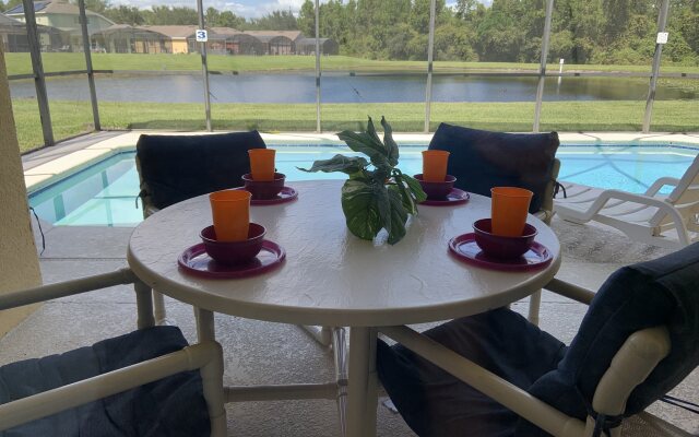 Cosy 4 Bed Villa Overlooking A Lake