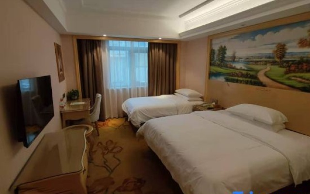 Deluxe room (2 full double beds) — фото 2