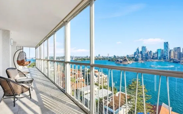 Sydney's Landmark Views from Luxury 2Bd Apt