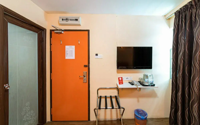 OYO 137 1st Centro Hotel