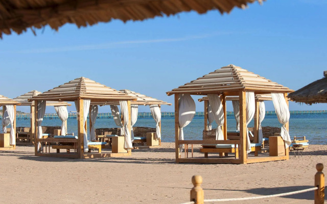 Курортный отель Amwaj Oyoun Resort & Casino