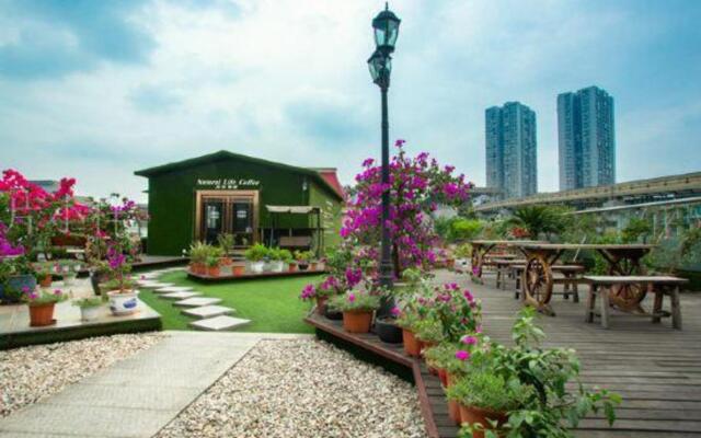 Baoli Xiangxun Theme Hotel