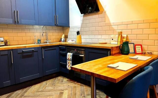 New! Stunning 1 bed Apt in West End