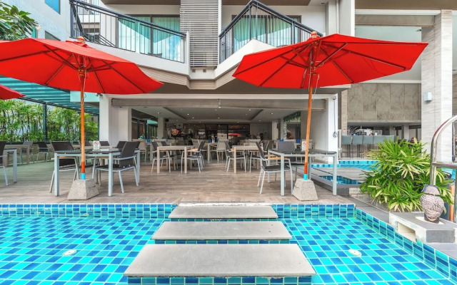 1BR with Pool 3 Min Walk to Beach  C197