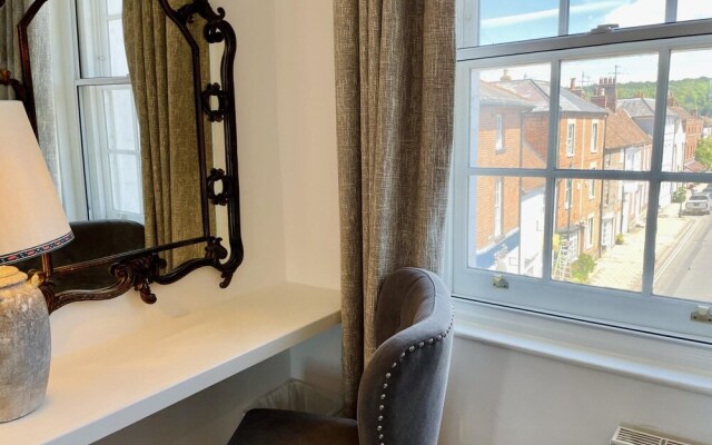 Dolls House - Luxury Townhouse - From 400 Per Night