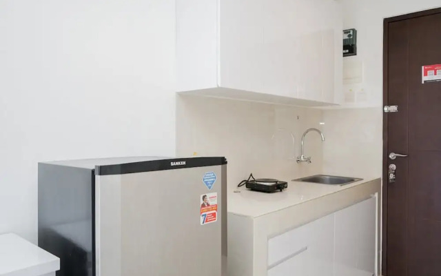 Homey Studio Apartment with Pool View at Springwood Residence