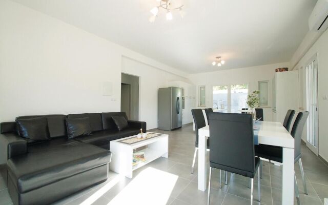 Beautiful Home in Grscica With Wifi and 2 Bedrooms