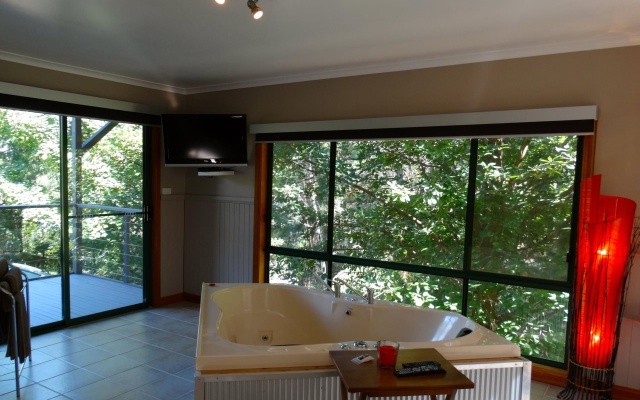 Cloverhill Hepburn Springs – Balcony – Hepburn Springs