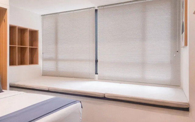 Good Choice And Homey Studio Apartment At Collins Boulevard