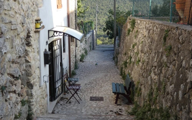 SCAPPO IN UMBRIA, Il Vicoletto