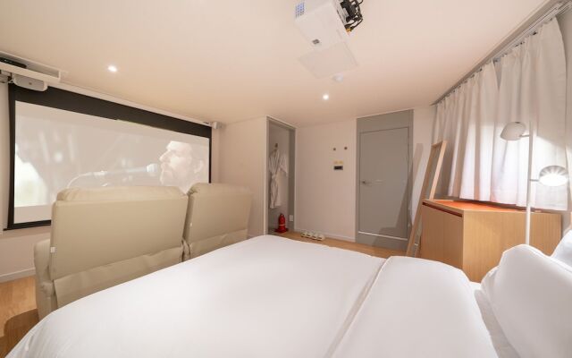 Aank Hotel Guri