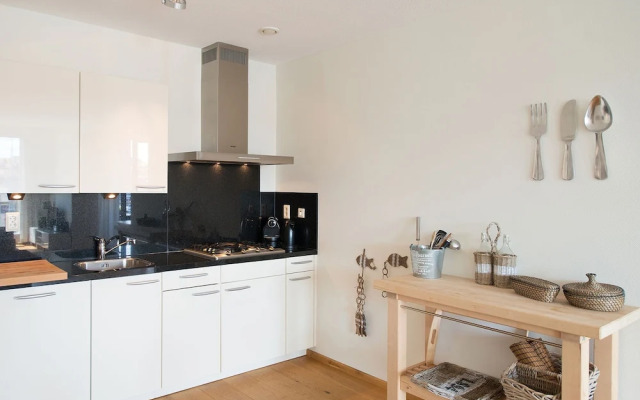 Sunlit Retreat With Balcony