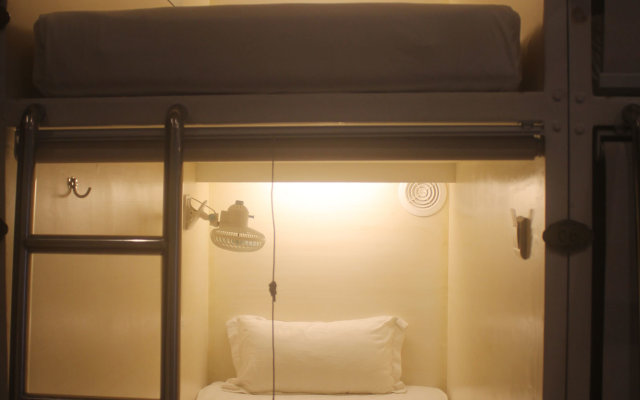 Tambayan Capsule Hostel