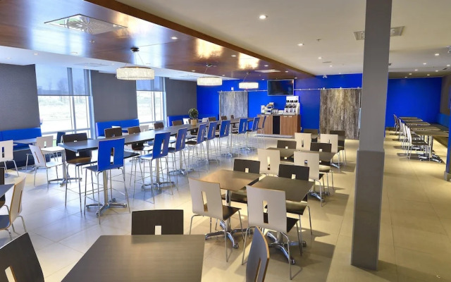 Holiday Inn Express & Suites Vaudreuil, an IHG Hotel