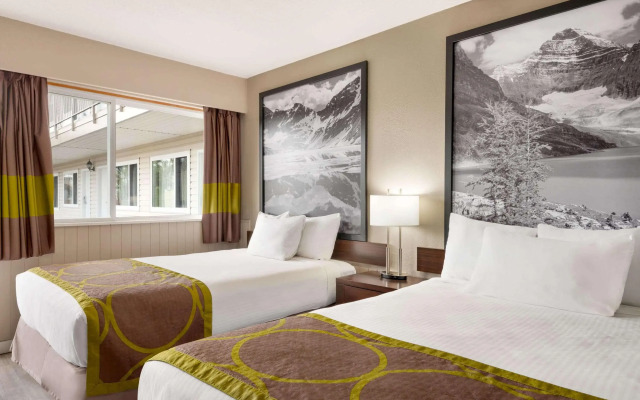 Super 8 by Wyndham Courtenay