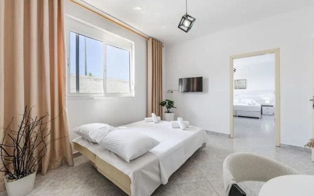 Modern Home With Wifi and Beach Access Golem