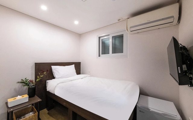 Crashin Yongsan Guesthouse