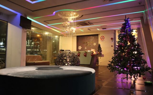 Summer Oscar Boutique Hotel