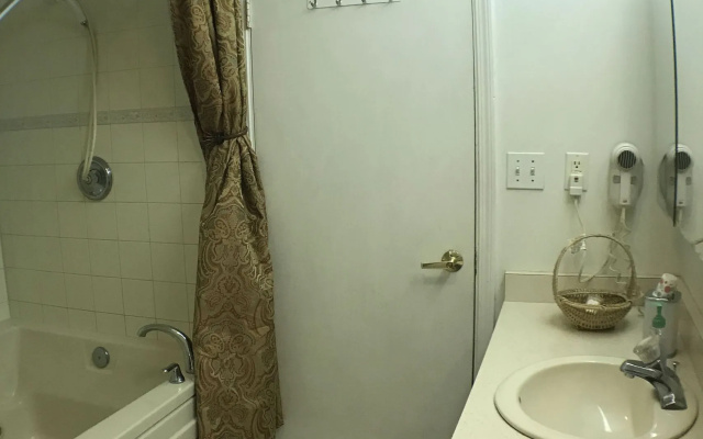 7 Gables Inn & Suites