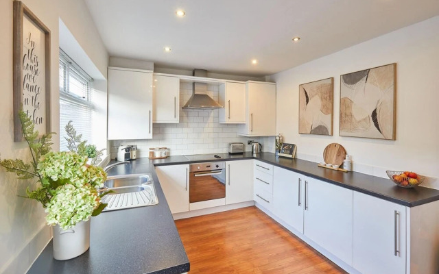 Host Stay Newsam Crescent