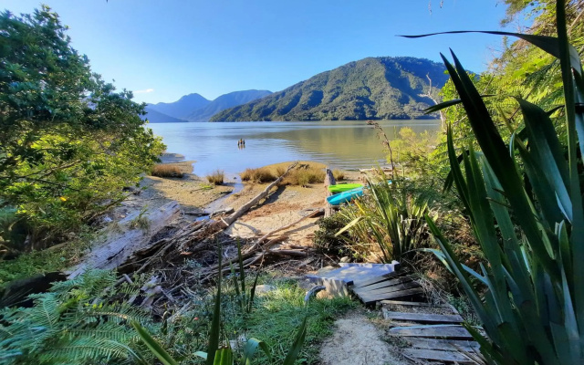 Mahakipawa Waterfront Hideaway - Belvue Bay Holiday Home