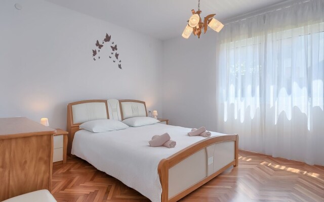 Rovere Pula in Pula With 2 Bedrooms and 1 5 Bathrooms
