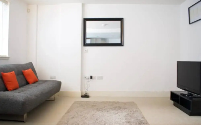 Super Central City Apartment - 1 Bedroom, Sleeps 4