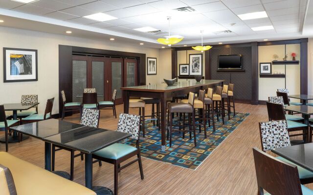 Hampton Inn & Suites Cleveland-Airport/Middleburg Heights