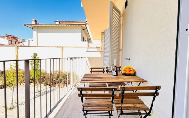 Moderno Bilocale con Terrazzo e Parcheggio