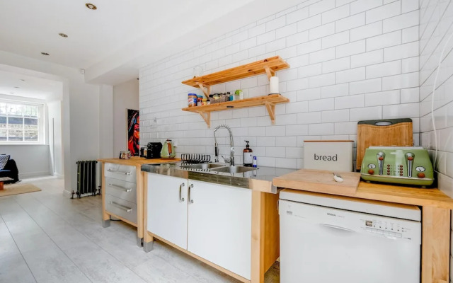 Spectacular 4BR Townhouse in Georgian Quarter, free parking